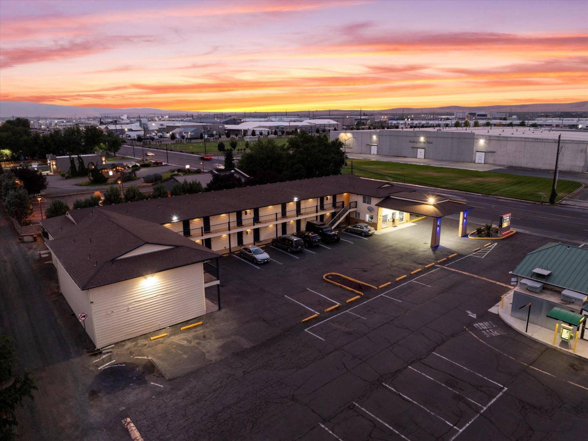 Quincy Inn And Suites Exterior photo