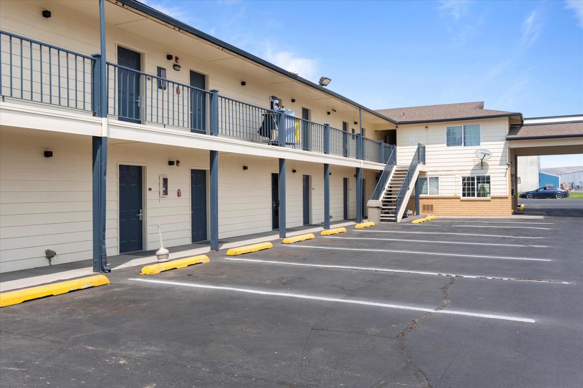 Quincy Inn And Suites Exterior photo