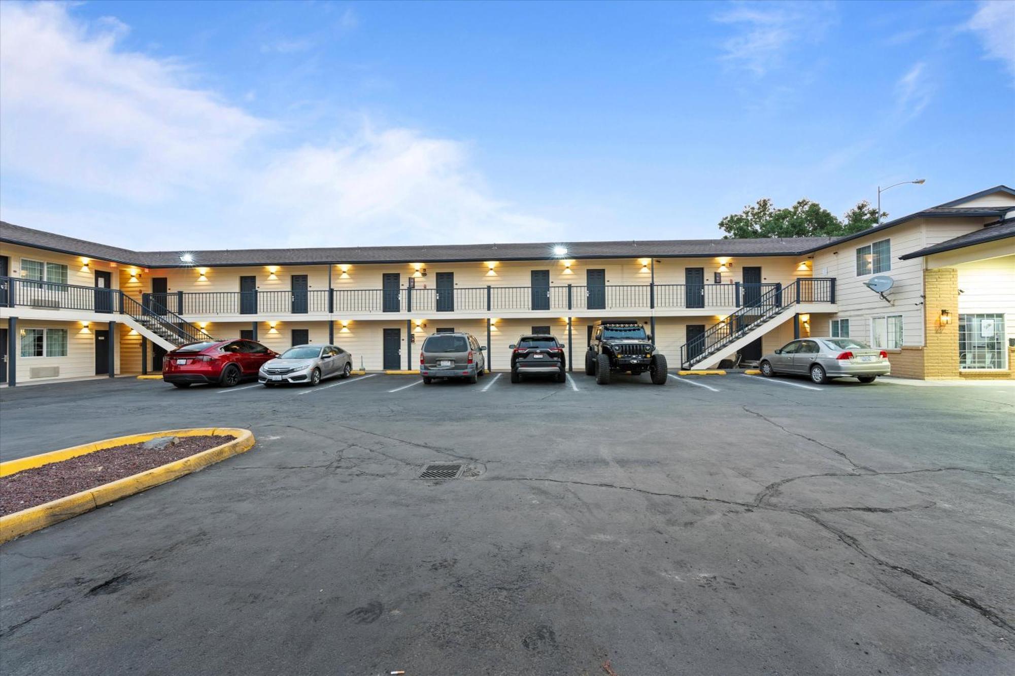 Quincy Inn And Suites Exterior photo