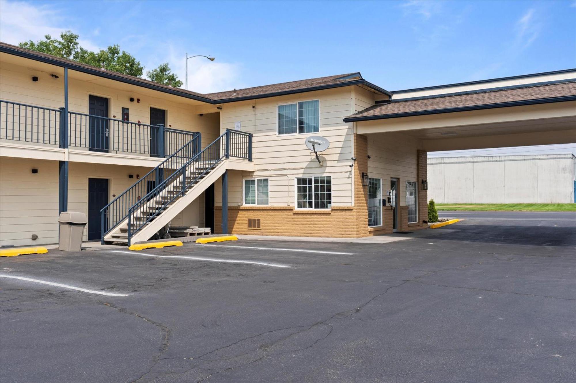 Quincy Inn And Suites Exterior photo