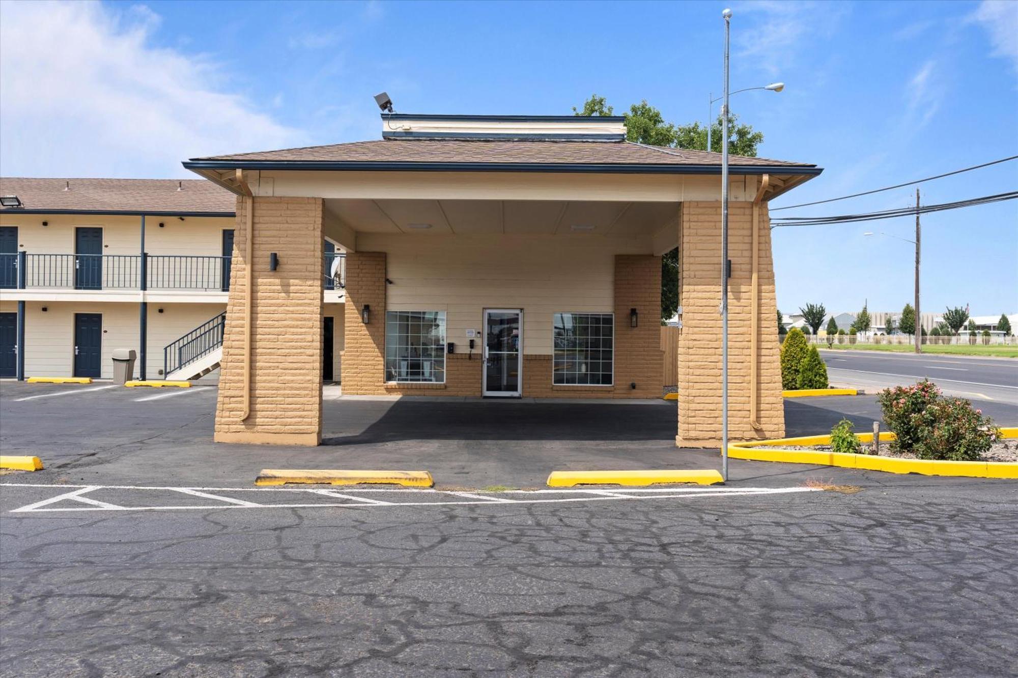 Quincy Inn And Suites Exterior photo
