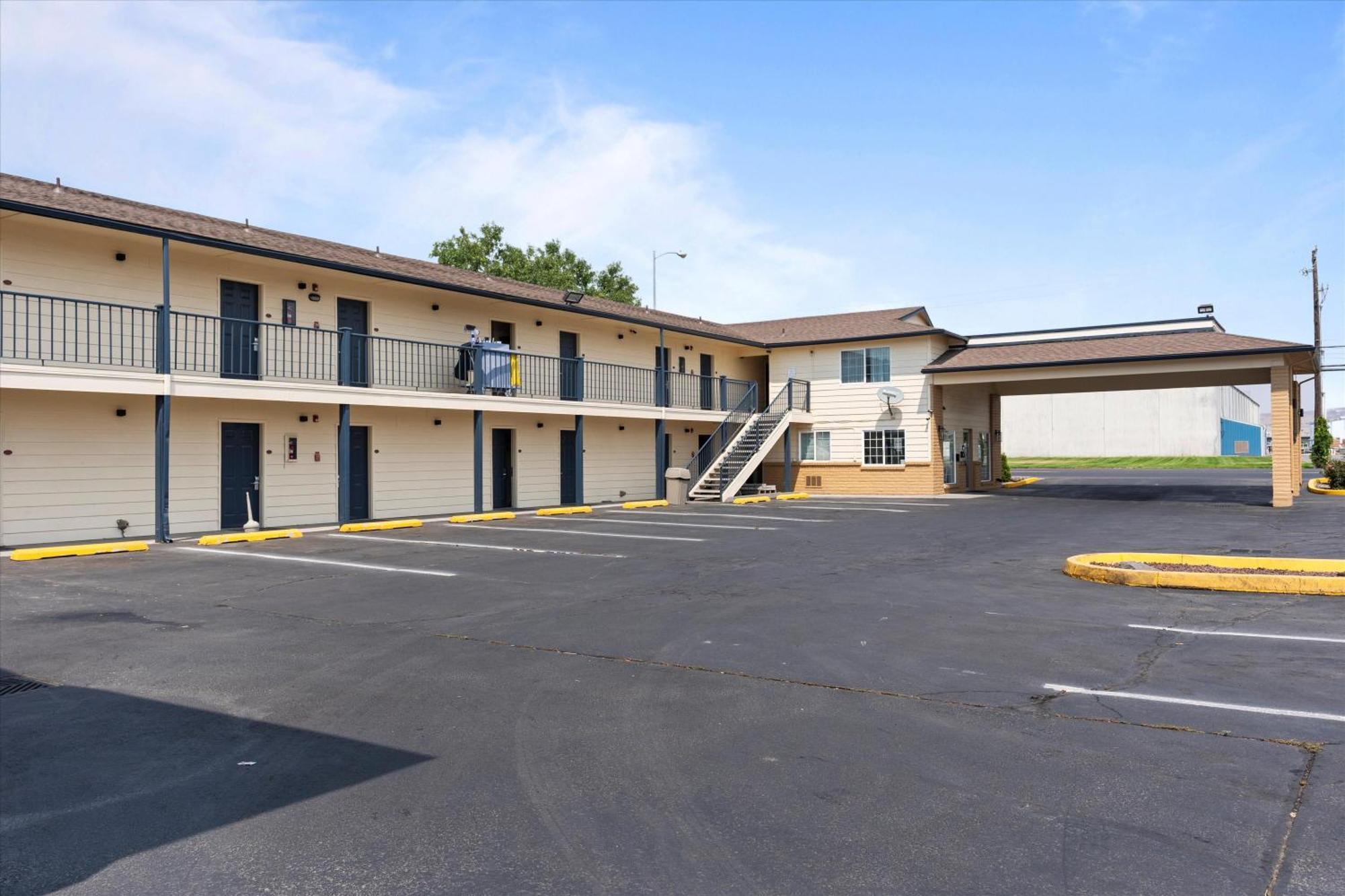Quincy Inn And Suites Exterior photo