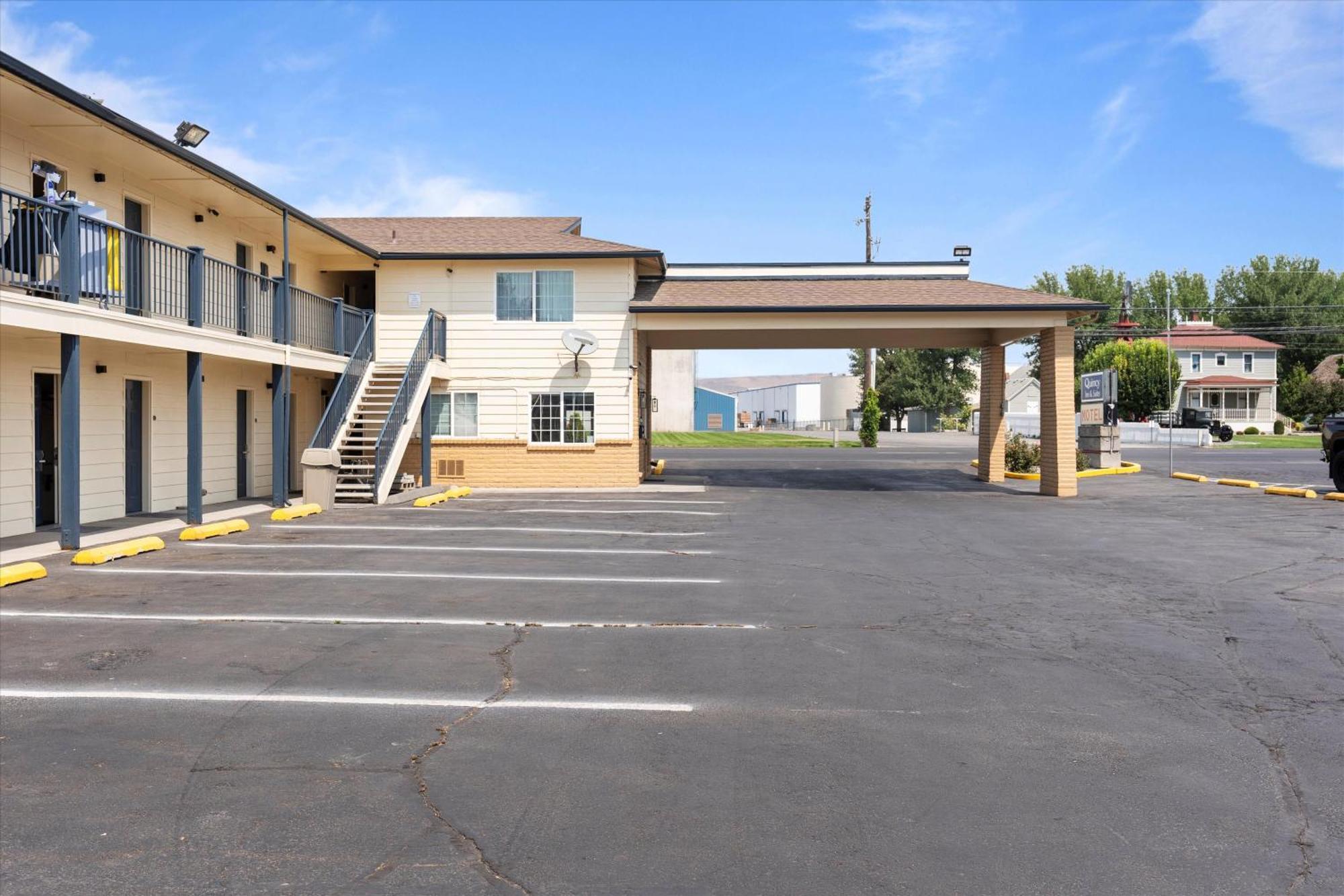 Quincy Inn And Suites Exterior photo