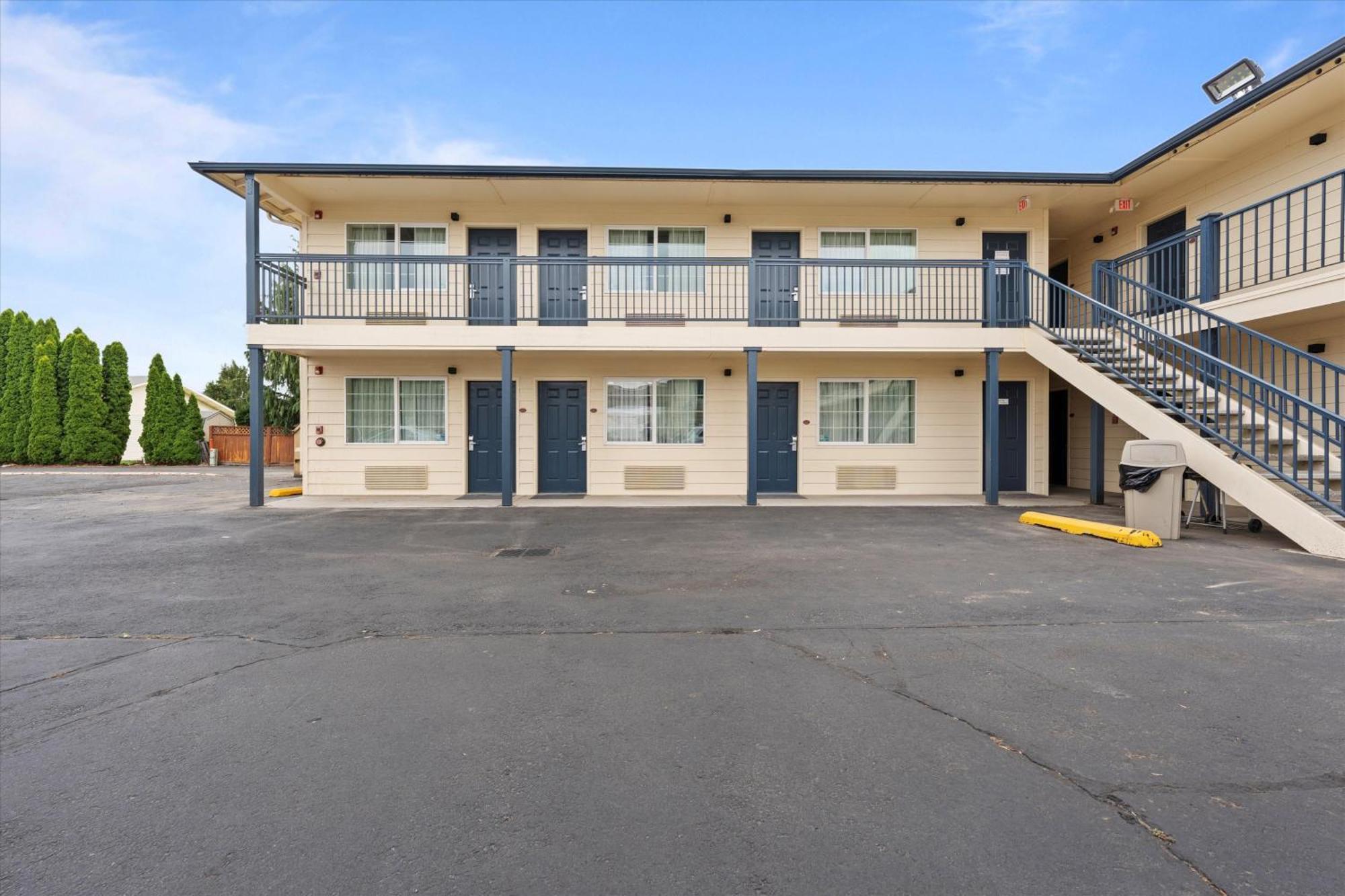 Quincy Inn And Suites Exterior photo
