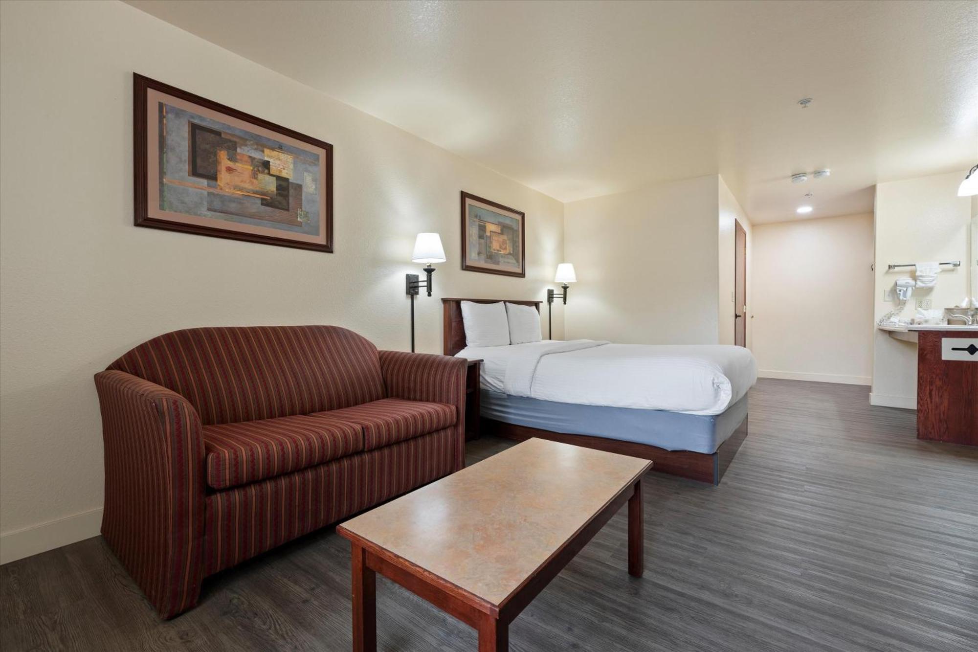 Quincy Inn And Suites Exterior photo