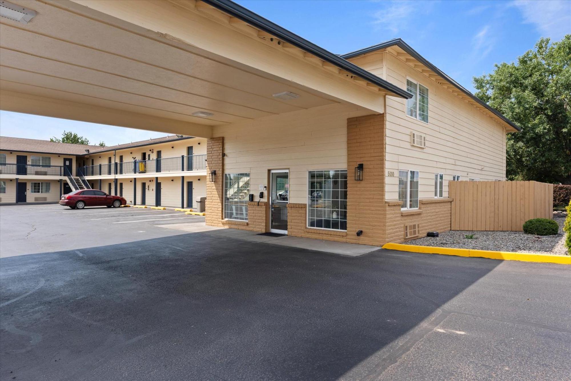 Quincy Inn And Suites Exterior photo