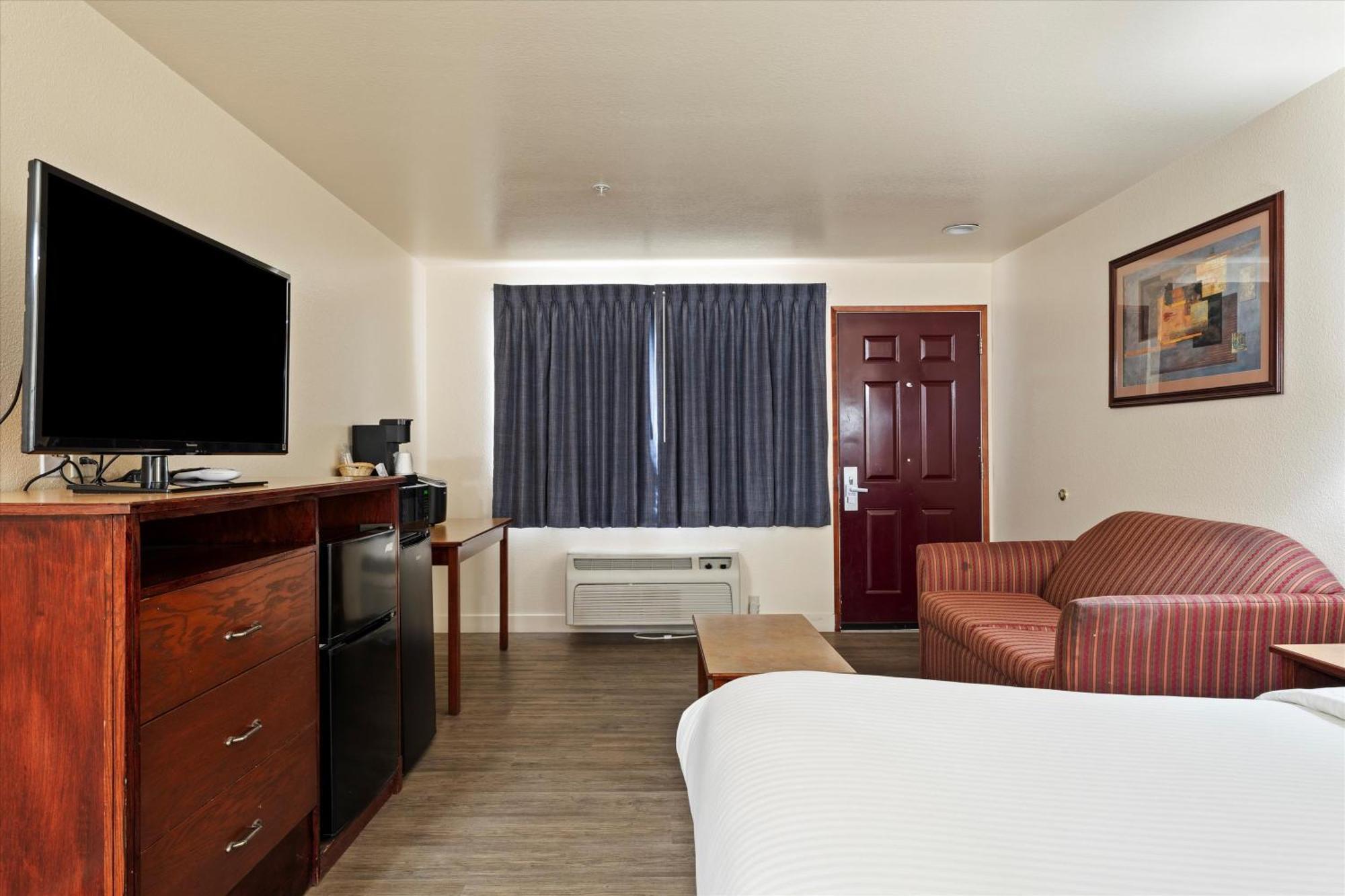 Quincy Inn And Suites Exterior photo